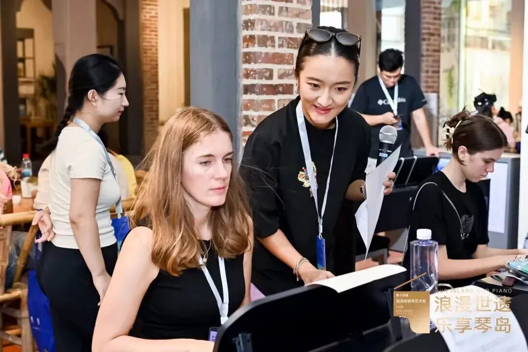 一群人坐在桌子前
AI 生成的内容可能不正确。